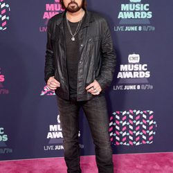 Billy Ray Cyrus posa en la alfombra roja de los CMT Music Awards 2016