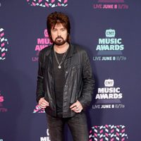 Billy Ray Cyrus posa en la alfombra roja de los CMT Music Awards 2016