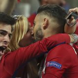 Yannick Carrasco besando a Noémi Happart en la final de la Champions 2016