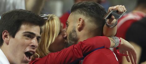 Yannick Carrasco besando a Noémi Happart en la final de la Champions 2016