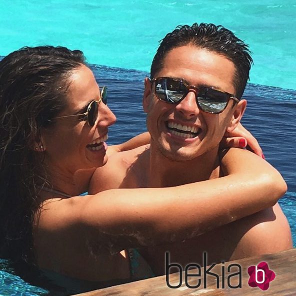 Lucía Villalón y Chicharito demostrando su amor en una piscina de California