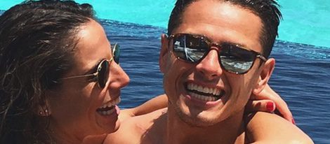 Lucía Villalón y Chicharito demostrando su amor en una piscina de California