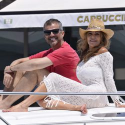 Ana Obregón con su amigo Raúl en un barco en Ibiza