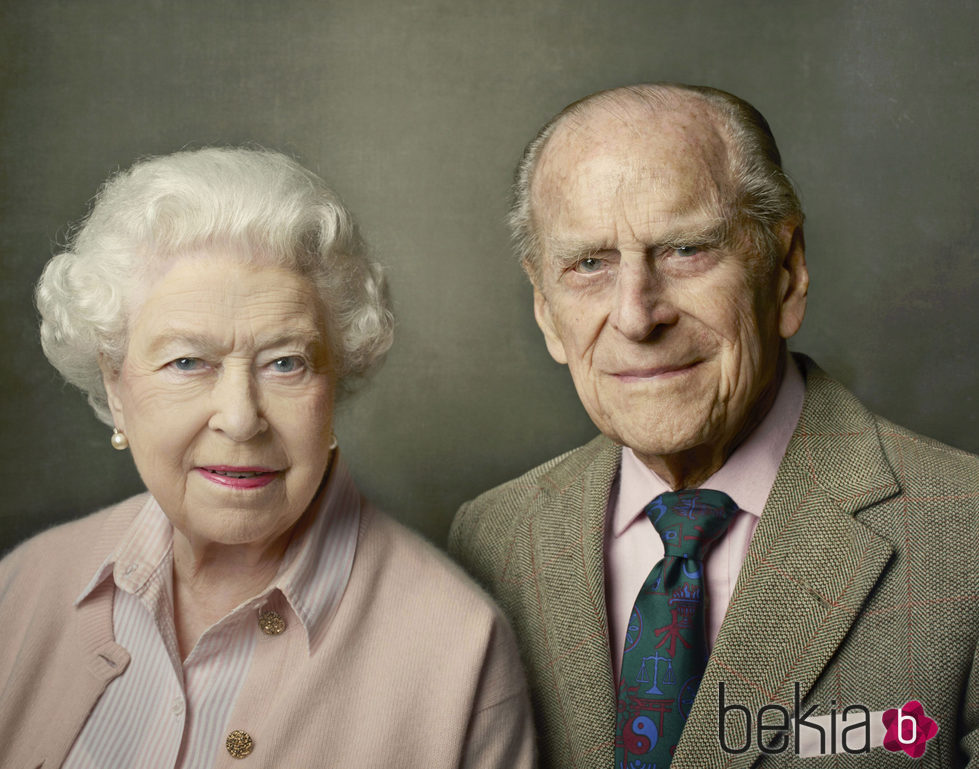 La Reina Isabel y el Duque de Edimburgo posan para celebrar su 90 y su 95 cumpleaños