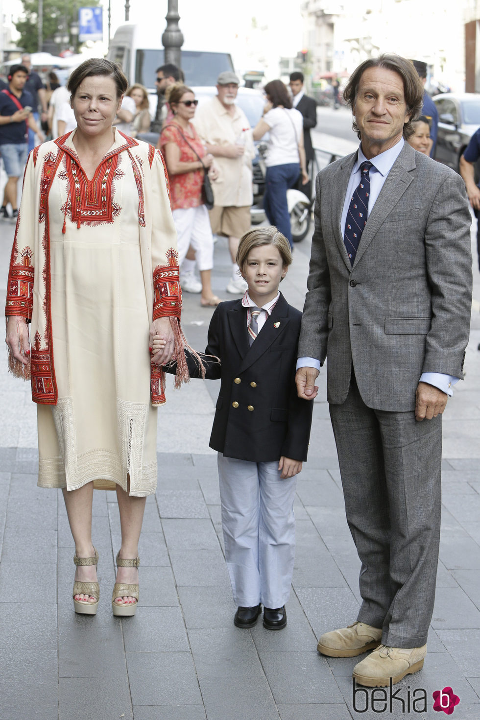 Kalina de Bulgaria y Kitín Muñoz con su hijo Simeón en la presentación de la autobiografía de Siméon de Bulgaria