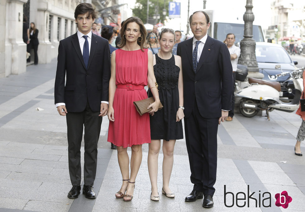 Konstantin de Bulgaria y María García con sus hijos en la presentación de la autobiografía de Siméon de Bulgaria