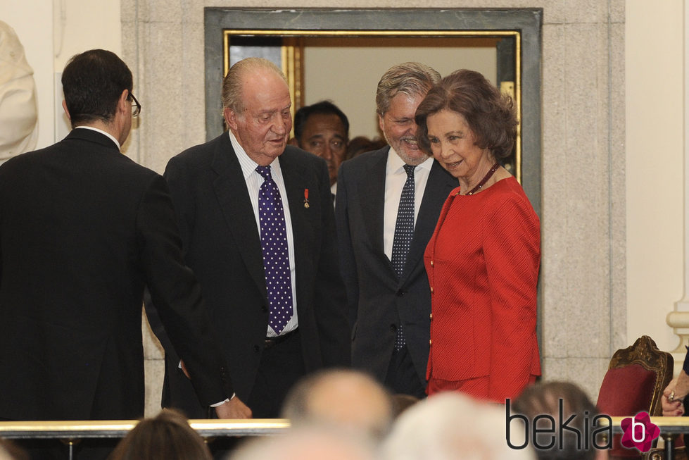 Los Reyes Juan Carlos y Sofía en la presentación de la autobiografía de Siméon de Bulgaria