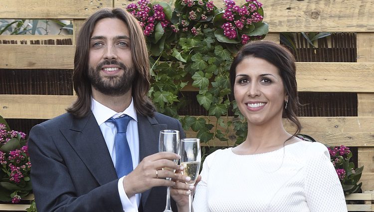 Juan Carmona y Sara Verdasco brindando por su amor