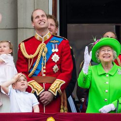 La Reina Isabel, el Duque de Edimburgo, los Duques de Cambridge y los Príncipes Jorge y Carlota en Trooping the Colour 2016