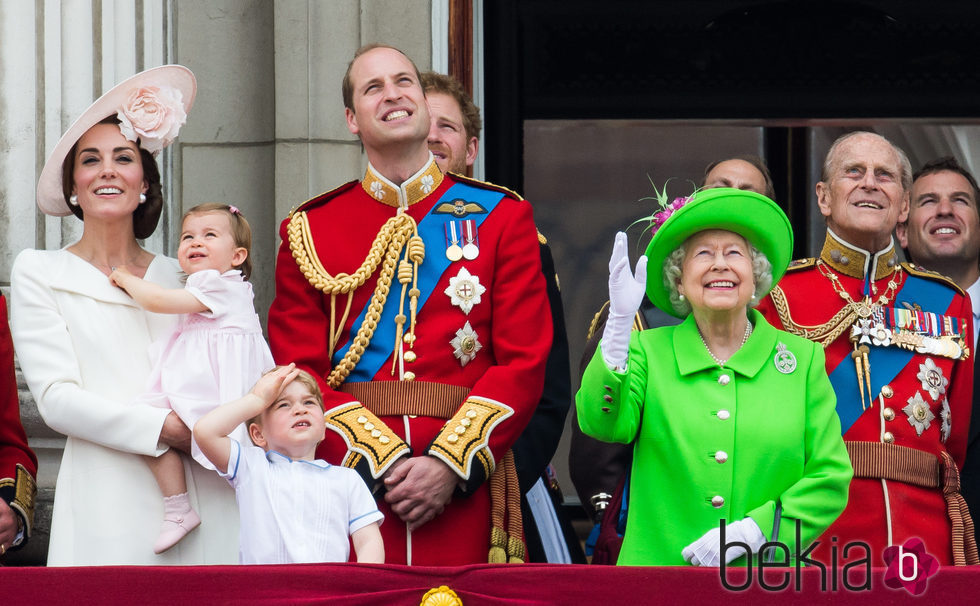 La Reina Isabel, el Duque de Edimburgo, los Duques de Cambridge y los Príncipes Jorge y Carlota en Trooping the Colour 2016