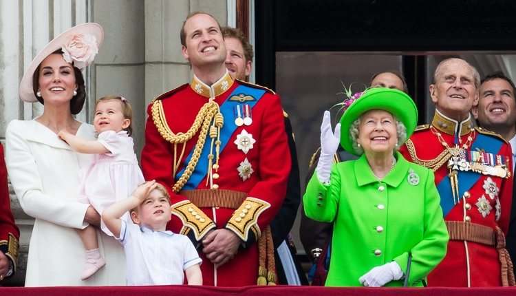 La Reina Isabel, el Duque de Edimburgo, los Duques de Cambridge y los Príncipes Jorge y Carlota en Trooping the Colour 2016