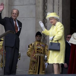 El Duque de Edimburgo y la Reina Isabel II en la misa por el 90 cumpleaños de la Reina Isabel II de Inglaterra