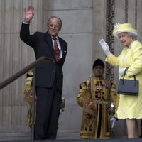 El Duque de Edimburgo y la Reina Isabel II en la misa por el 90 cumpleaños de la Reina Isabel II de Inglaterra