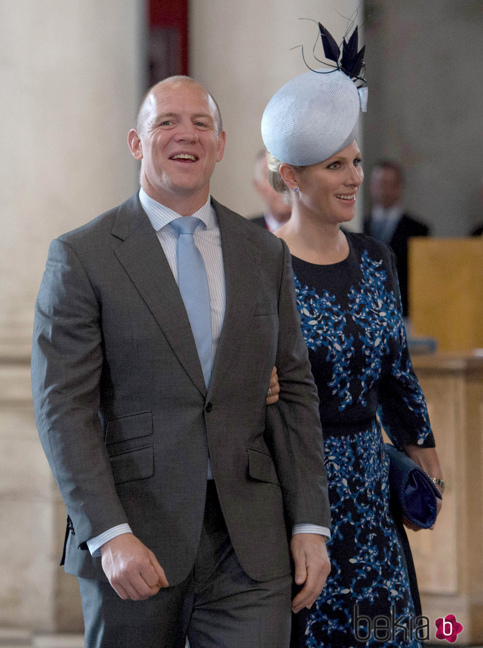 Mike Tindall y Zara Phillips en la misa por el 90 cumpleaños de la Reina Isabel