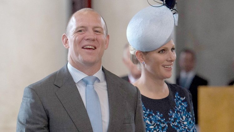 Mike Tindall y Zara Phillips en la misa por el 90 cumpleaños de la Reina Isabel