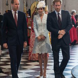 El Duque y la Duquesa de Cambridge y el Príncipe Harry de Inglaterra en la misa por el 90 cumpleaños de la Reina Isabel II de Inglaterra