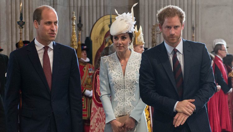 El Duque y la Duquesa de Cambridge y el Príncipe Harry de Inglaterra en la misa por el 90 cumpleaños de la Reina Isabel II de Inglaterra