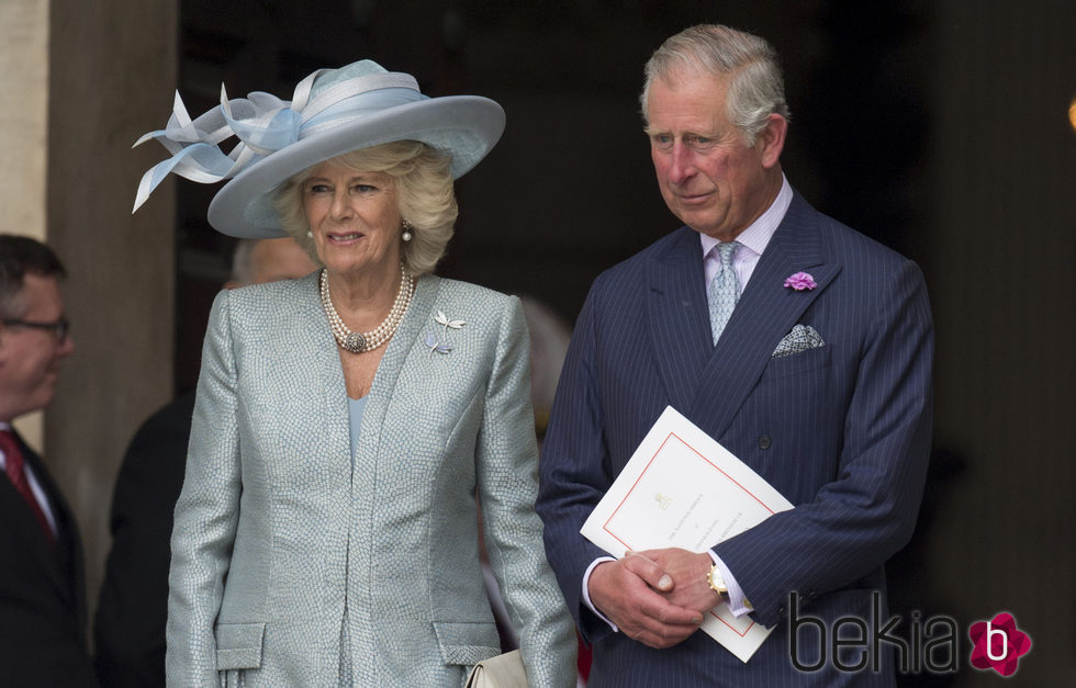 Camila de Cornualles y el Príncipe Carlos de Gales en la misa por el 90 cumpleaños de la Reina Isabel II de Inglaterra