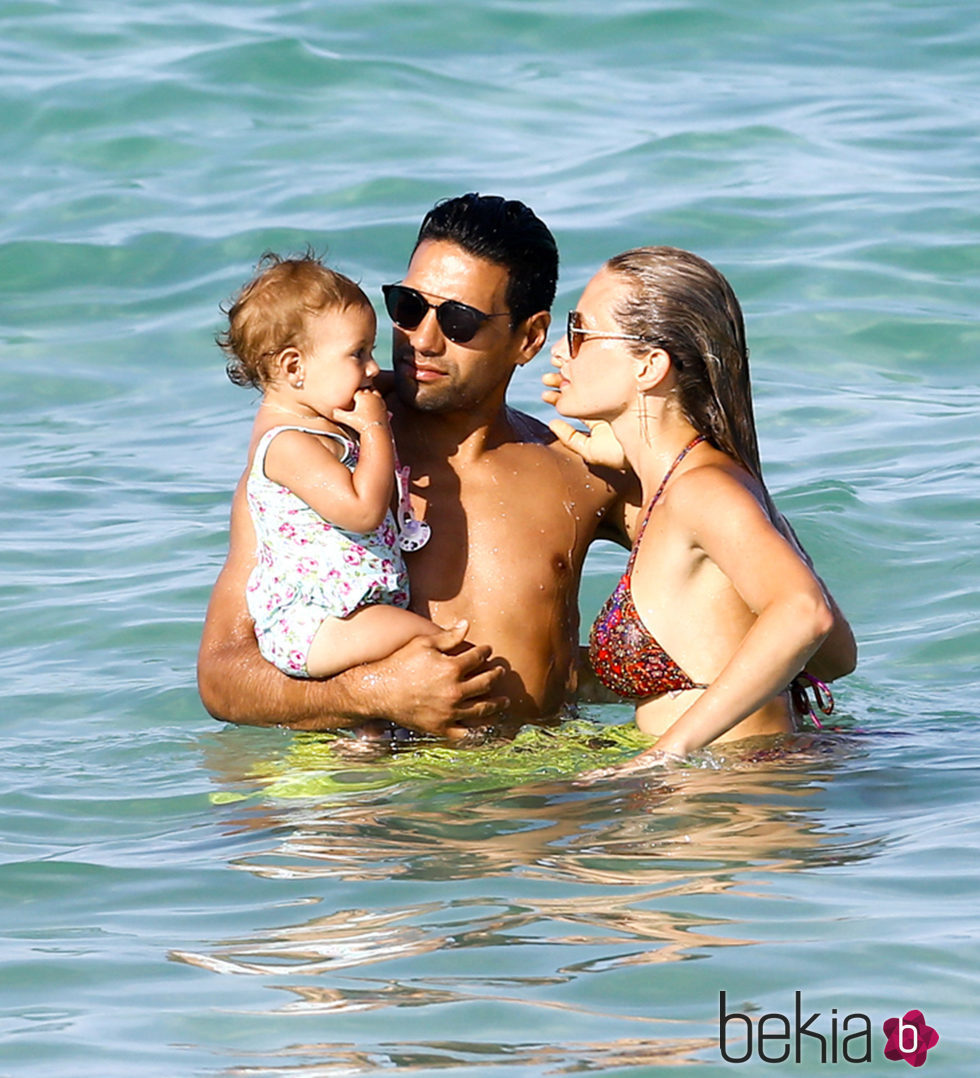 Falcao y Lorelei Taron junto a su hija Desiree en una playa de Miami