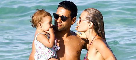 Falcao y Lorelei Taron junto a su hija Desiree en una playa de Miami