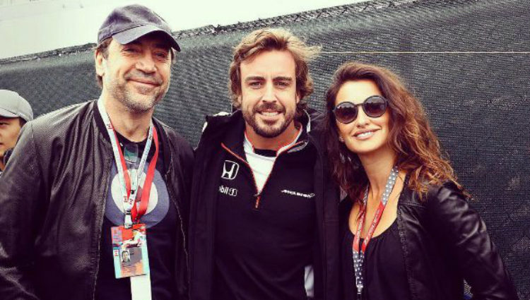 Javier Bardem y Penélope Cruz junto a Fernando Alonso en el GP de Canadá de la F1