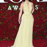 Lucy Liu con un vestido amarillo en los Premios Tony 2016