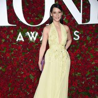 Lucy Liu con un vestido amarillo en los Premios Tony 2016