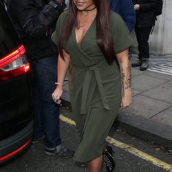 Jesy Nelson muy sonriente por las calles de Londres