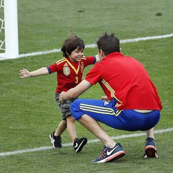 Gerard Piqué jugando con Milan tras el primer partido de España en la Eurocopa 2016