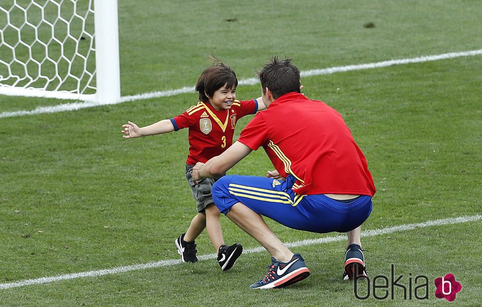 Gerard Piqué jugando con Milan tras el primer partido de España en la Eurocopa 2016