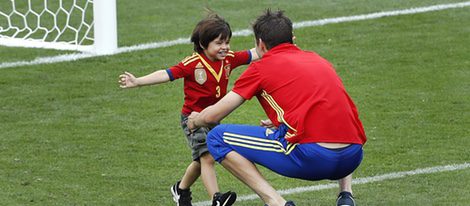 Gerard Piqué jugando con Milan tras el primer partido de España en la Eurocopa 2016