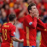 Gerard Piqué lanzando un beso para celebrar su primer gol en la Eurocopa 2016