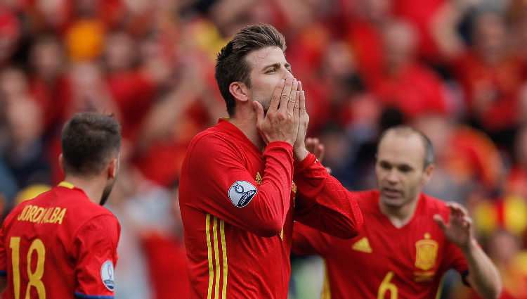 Gerard Piqué lanzando un beso para celebrar su primer gol en la Eurocopa 2016