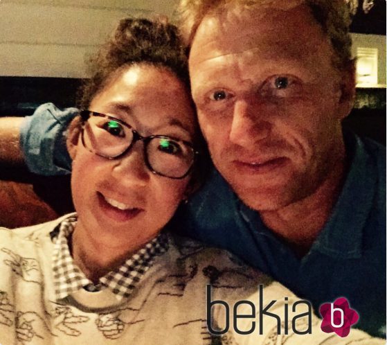 Sandra Oh y Kevin Mckidd posan juntos en una foto para Twitter