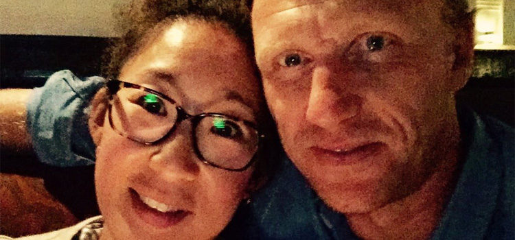 Sandra Oh y Kevin Mckidd posan juntos en una foto para Twitter