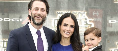 Jordana Brewster y su familia en la Premiere de 'Tortugas Ninja 2'