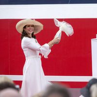 Mary de Dinamarca bautiza un barco en el puerto de Copenhague