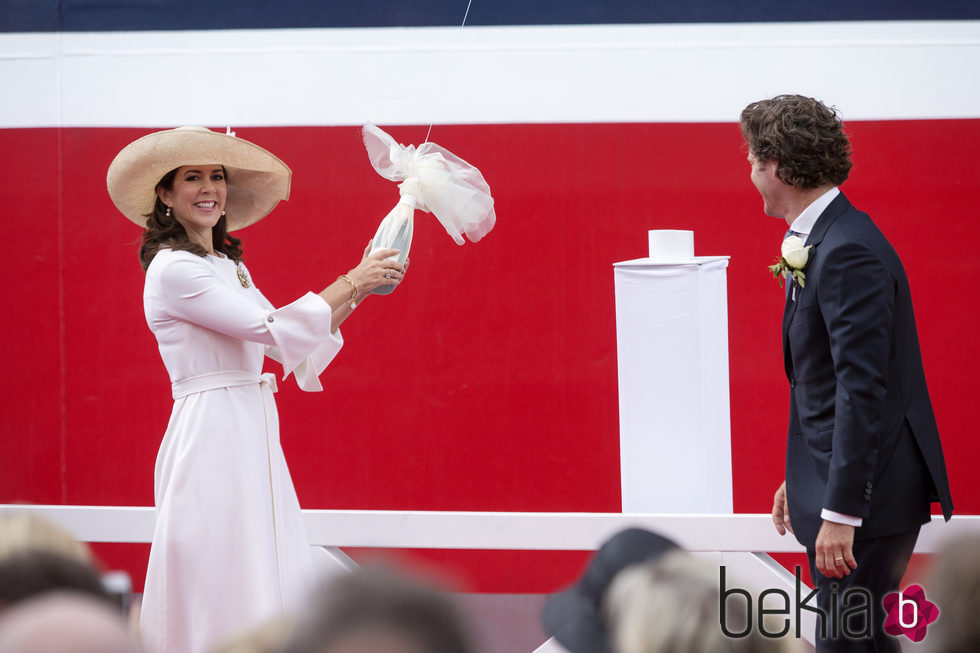 Mary de Dinamarca bautiza un barco en el puerto de Copenhague