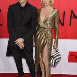 Pamela Anderson y Brandon Thomas Lee en el estreno de "The Gunman" 2015