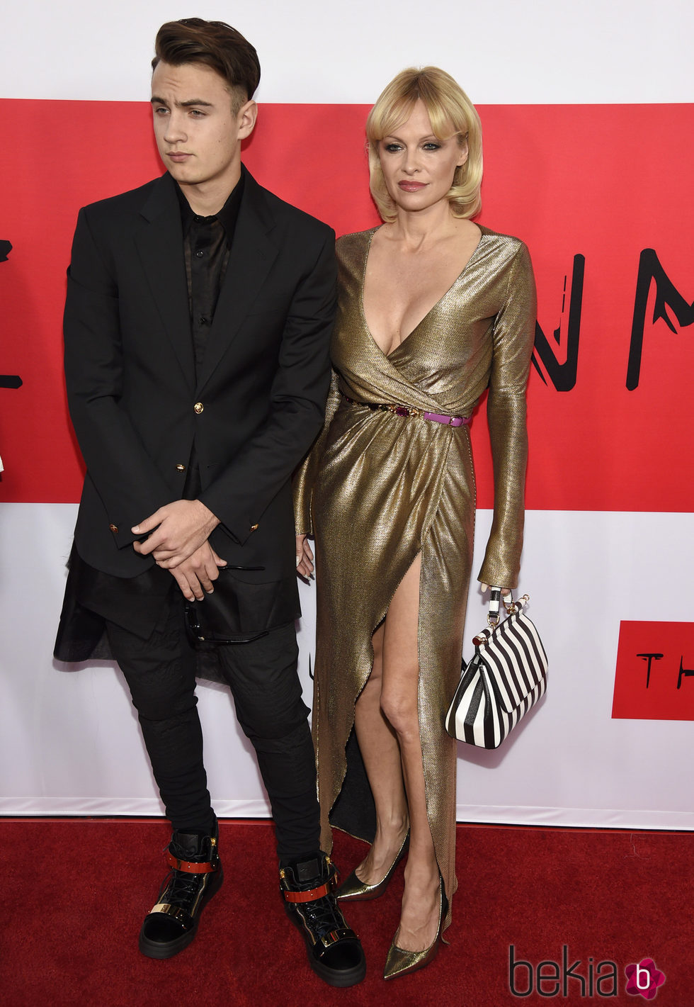 Pamela Anderson y Brandon Thomas Lee en el estreno de 