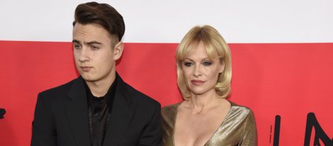 Pamela Anderson y Brandon Thomas Lee en el estreno de 'The Gunman' 2015