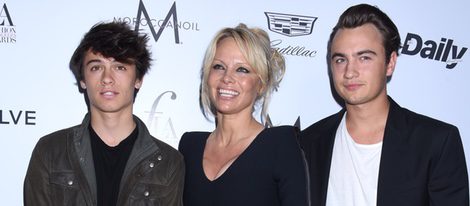 Pamela Anderson, Dylan Jagger Lee y Brandon Thomas Lee en los 'Daily Front Row's Fashion' 2016