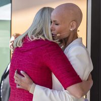 Mette Marit de Noruega y Gunhild Stordalen dándose un abrazo