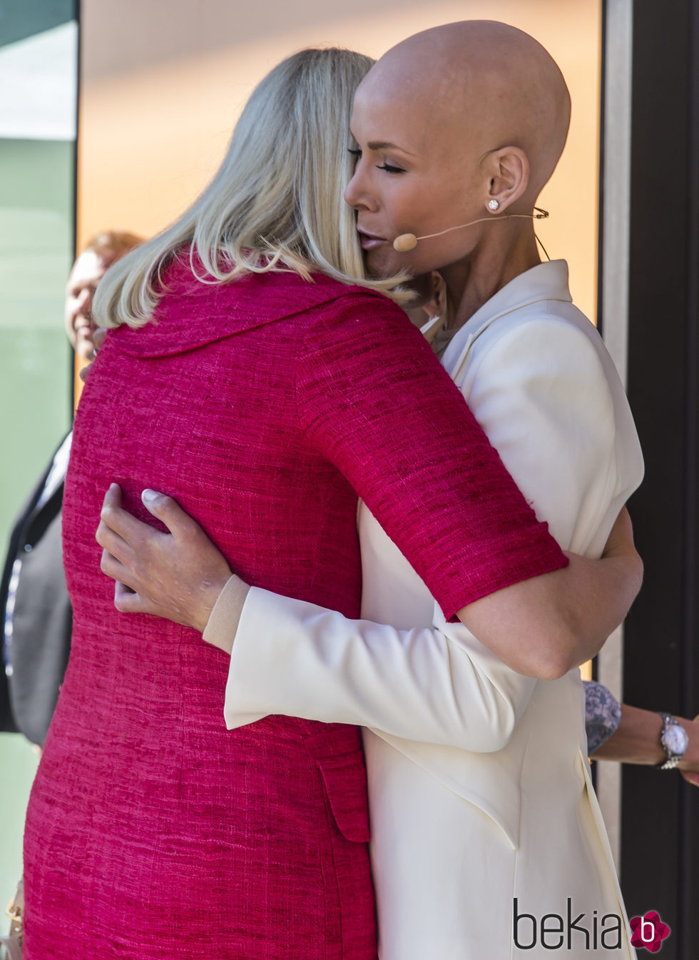 Mette Marit de Noruega y Gunhild Stordalen dándose un abrazo