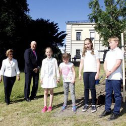 Los Reyes de Noruega con sus nietos Ingrid, Sverre, Leah y Emma en la inauguración del Parque del Jubileo en Oslo