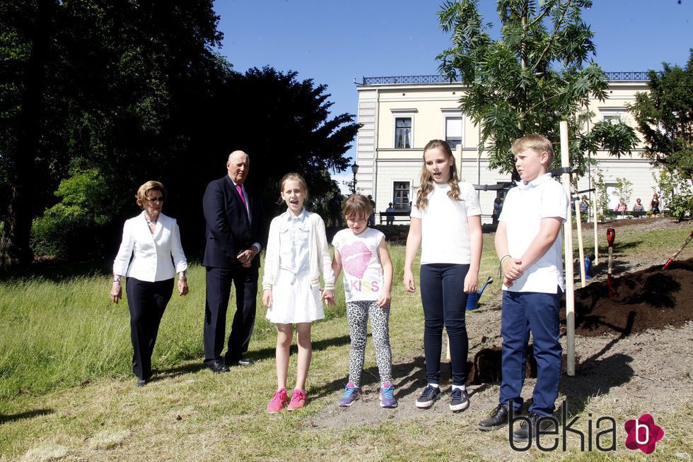 Los Reyes de Noruega con sus nietos Ingrid, Sverre, Leah y Emma en la inauguración del Parque del Jubileo en Oslo