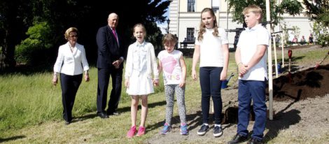 Los Reyes de Noruega con sus nietos Ingrid, Sverre, Leah y Emma en la inauguración del Parque del Jubileo en Oslo