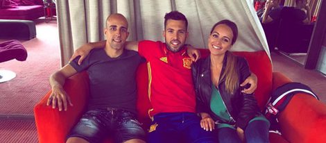 Jordi Alba con su novia Romarey Ventura en el debut de España en la Eurocopa 2016