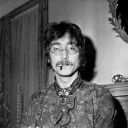 John Lennon fumando un cigarrillo