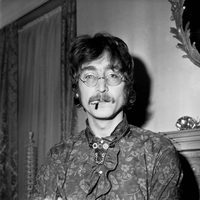 John Lennon fumando un cigarrillo